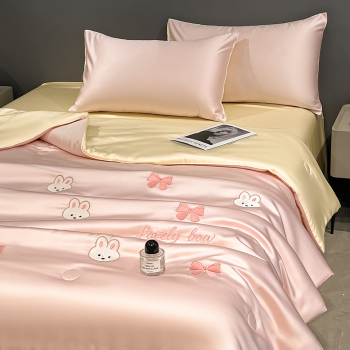 91家纺网 家纺一手货源 找家纺 如一 2025新款精绣系列水洗冰丝夏被四件套 美美兔-粉米