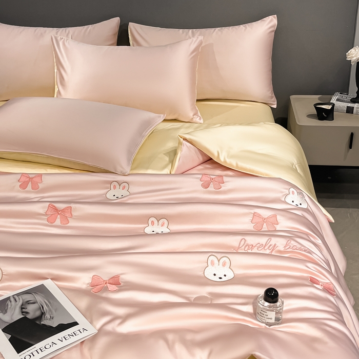 91家纺网 家纺一手货源 找家纺 如一 2025新款精绣系列水洗冰丝夏被四件套 美美兔-粉米