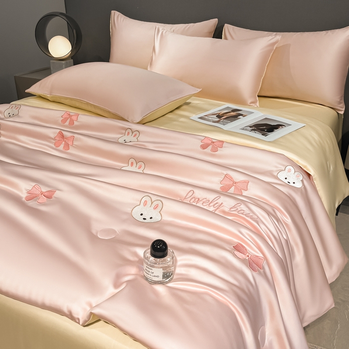 91家纺网 家纺一手货源 找家纺 如一 2025新款精绣系列水洗冰丝夏被四件套 美美兔-粉米