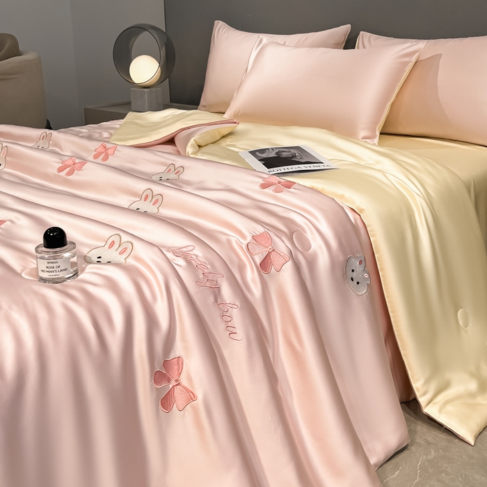 91家纺网 家纺一手货源 找家纺 如一 2025新款精绣系列水洗冰丝夏被四件套 美美兔-粉米