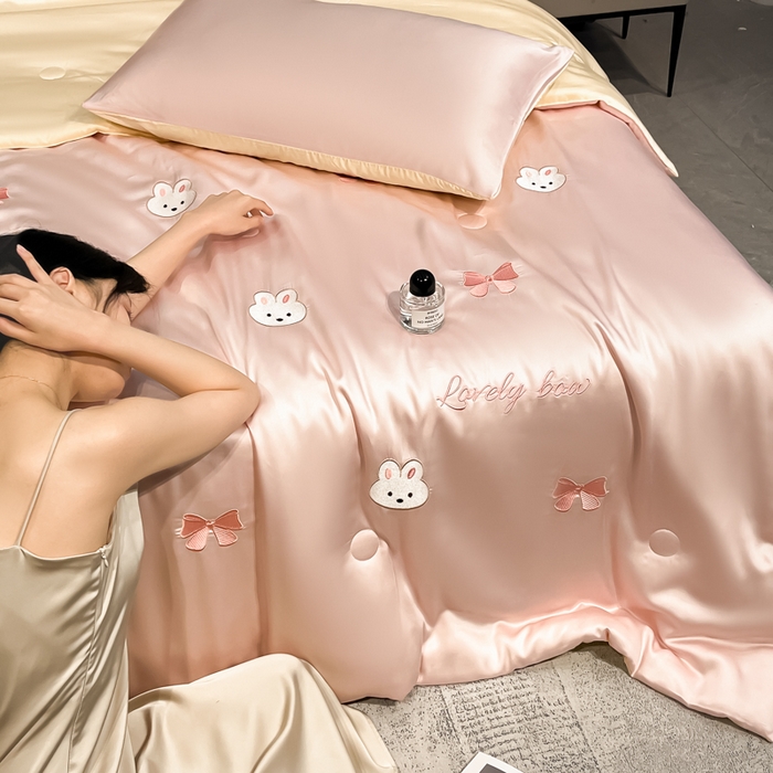 91家纺网 家纺一手货源 找家纺 如一 2025新款精绣系列水洗冰丝夏被四件套 美美兔-粉米