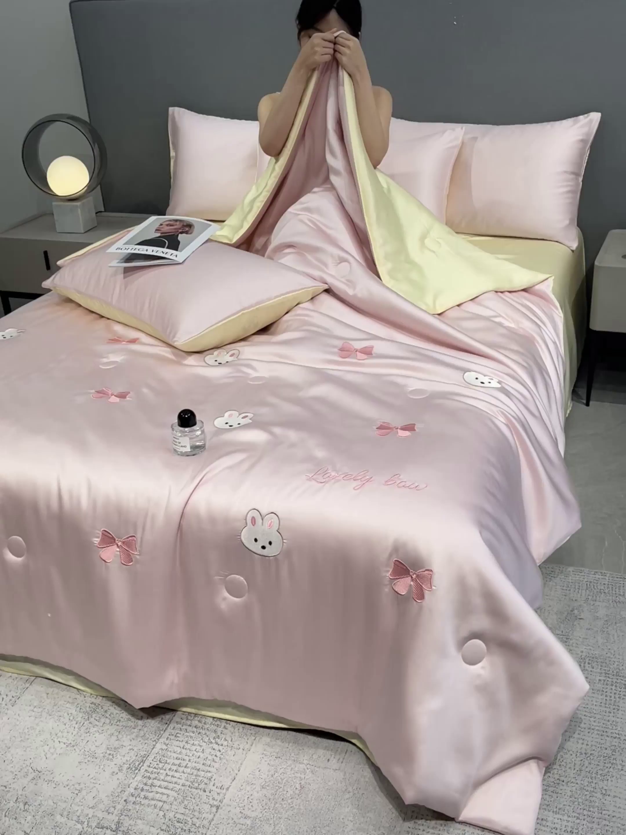 91家纺网 家纺一手货源 找家纺 如一 2025新款精绣系列水洗冰丝夏被四件套 美美兔-粉米