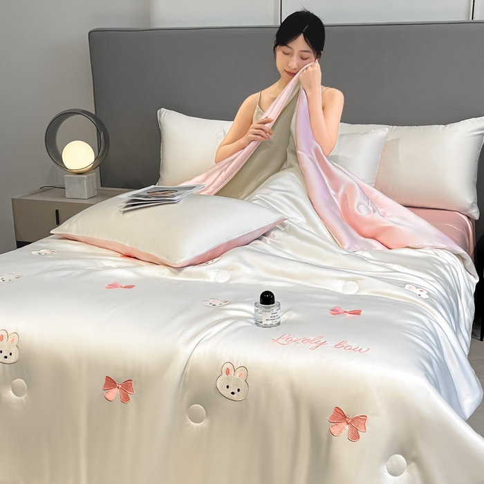 91家纺网 家纺一手货源 找家纺 如一 2025新款精绣系列水洗冰丝夏被四件套 美美兔-奶白粉