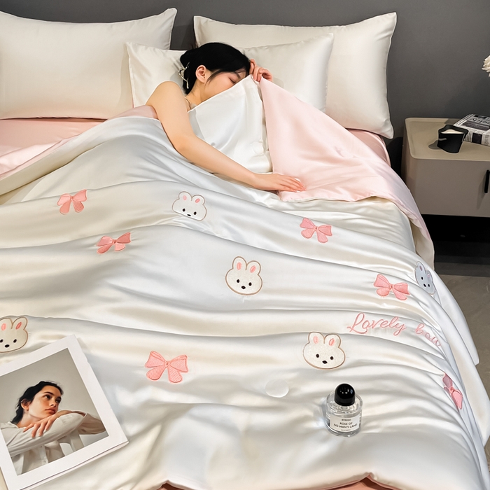 91家纺网 家纺一手货源 找家纺 如一 2025新款精绣系列水洗冰丝夏被四件套 美美兔-奶白粉