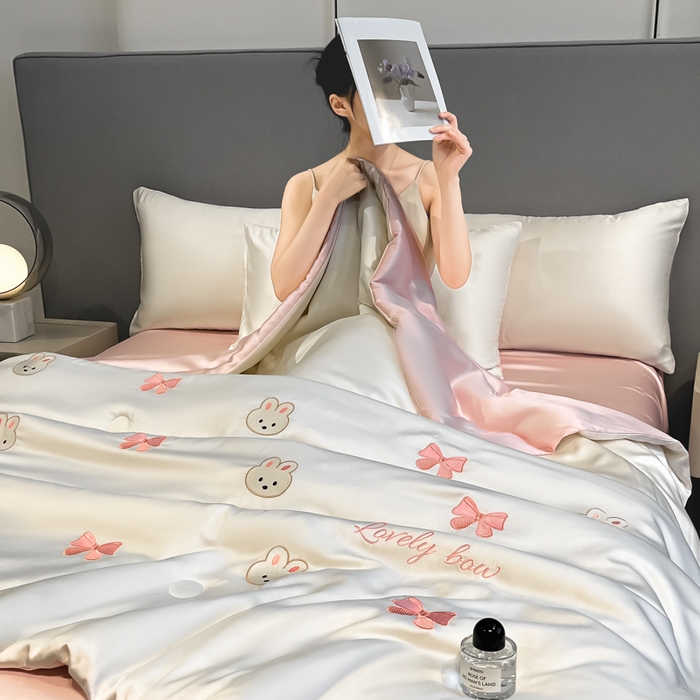 91家纺网 家纺一手货源 找家纺 如一 2025新款精绣系列水洗冰丝夏被四件套 美美兔-奶白粉