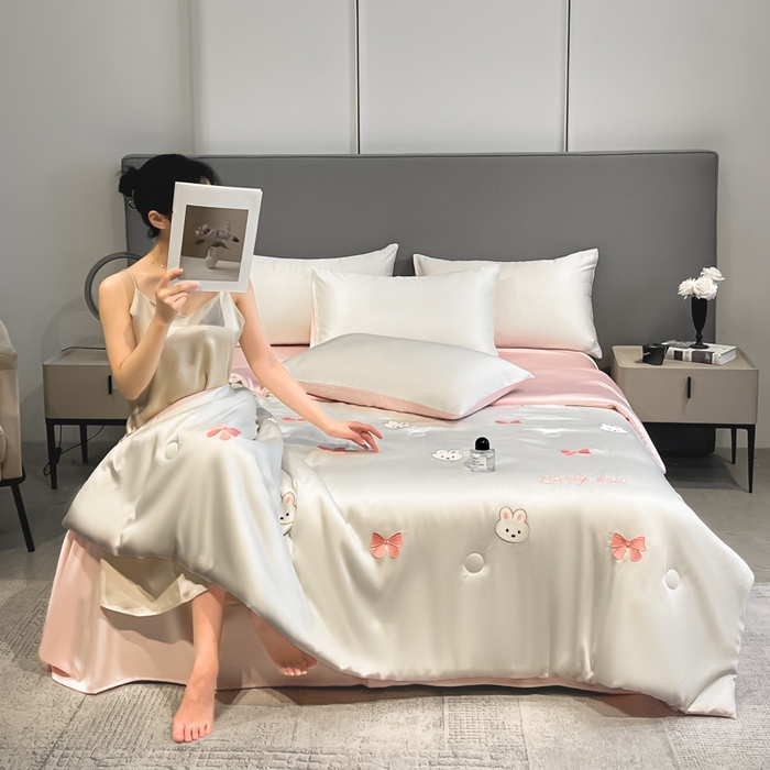 91家纺网 家纺一手货源 找家纺 如一 2025新款精绣系列水洗冰丝夏被四件套 美美兔-奶白粉