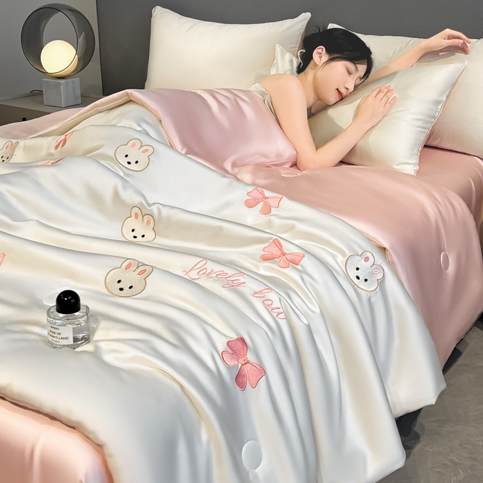 91家纺网 家纺一手货源 找家纺 如一 2025新款精绣系列水洗冰丝夏被四件套 美美兔-奶白粉