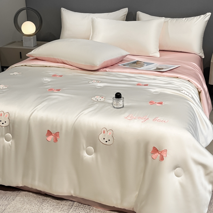 91家纺网 家纺一手货源 找家纺 如一 2025新款精绣系列水洗冰丝夏被四件套 美美兔-奶白粉