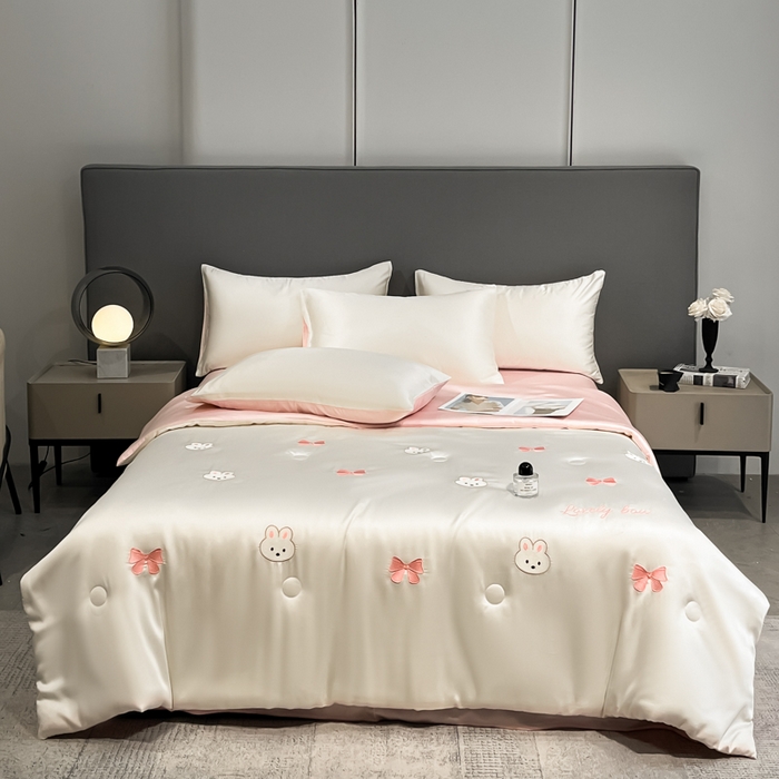 91家纺网 家纺一手货源 找家纺 如一 2025新款精绣系列水洗冰丝夏被四件套 美美兔-奶白粉