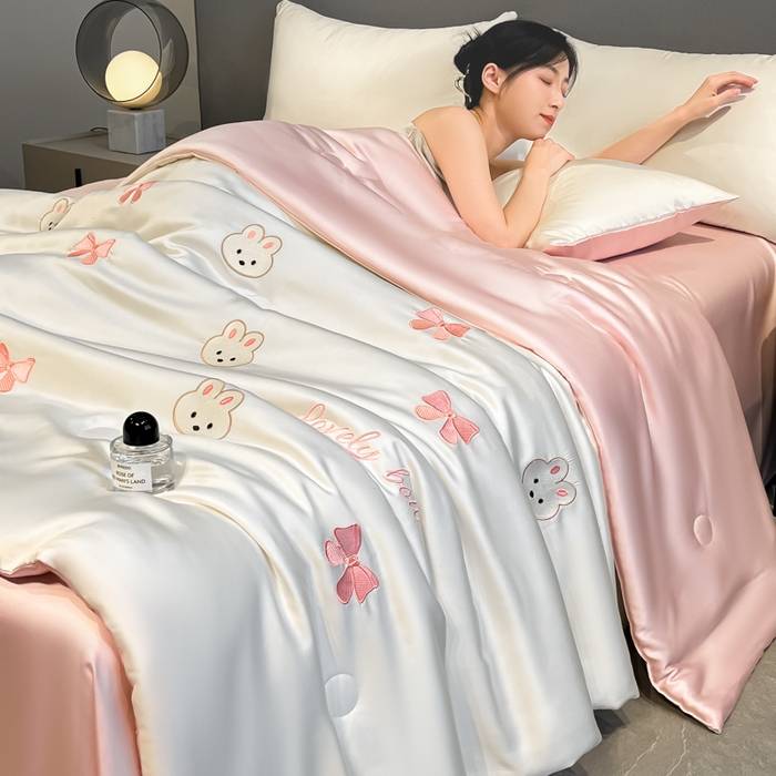 91家纺网 家纺一手货源 找家纺 如一 2025新款精绣系列水洗冰丝夏被四件套 美美兔-奶白粉