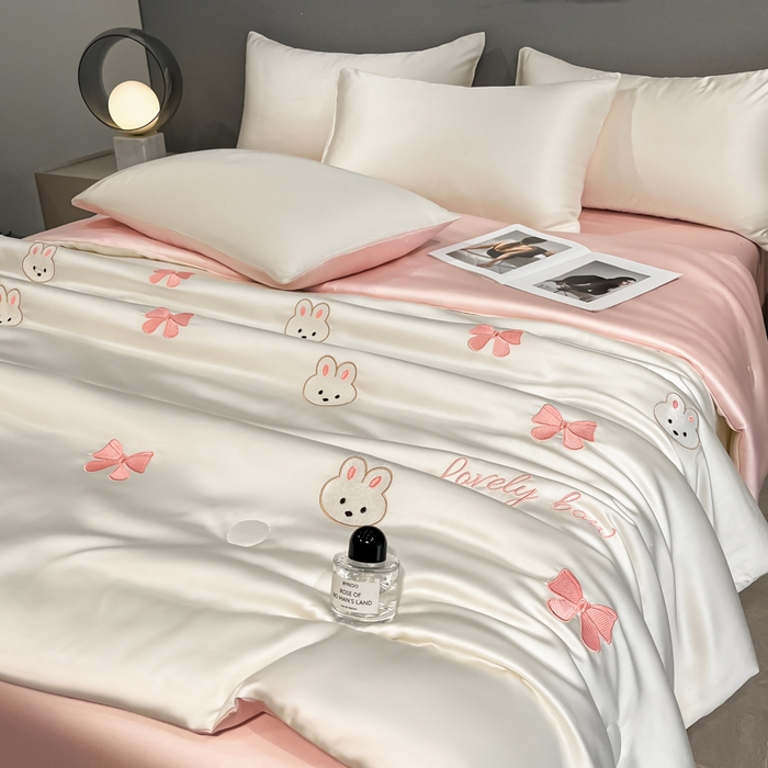 91家纺网 家纺一手货源 找家纺 如一 2025新款精绣系列水洗冰丝夏被四件套 美美兔-奶白粉