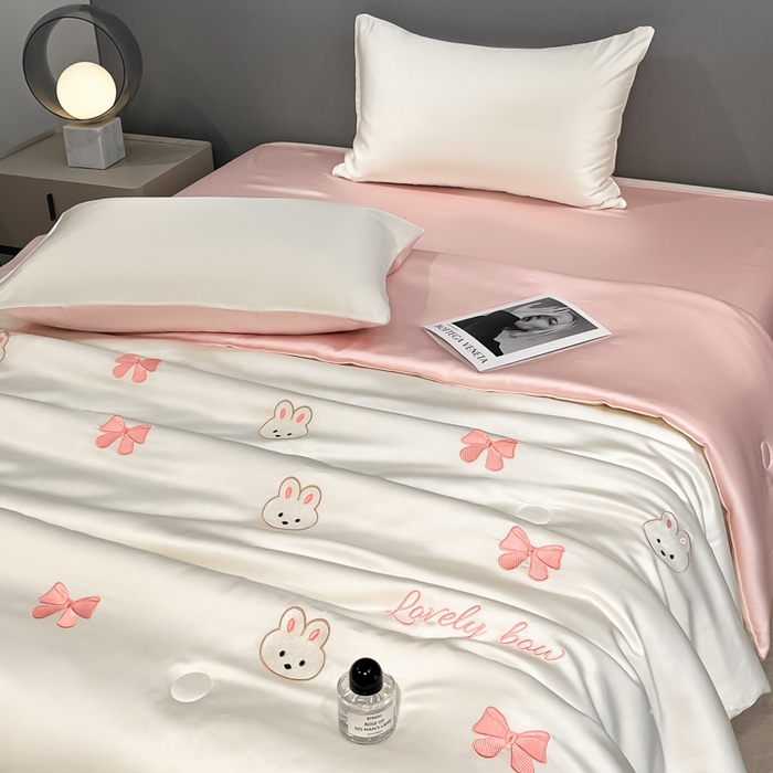 91家纺网 家纺一手货源 找家纺 如一 2025新款精绣系列水洗冰丝夏被四件套 美美兔-奶白粉