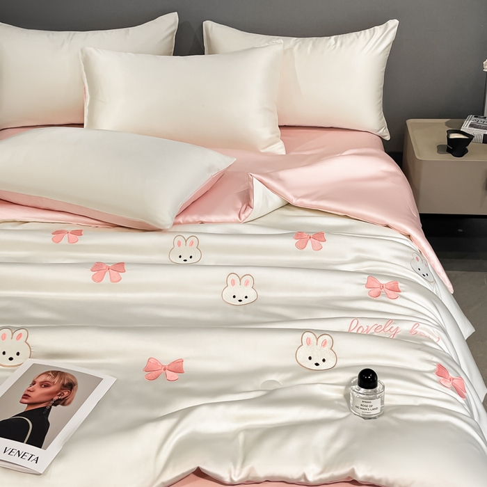 91家纺网 家纺一手货源 找家纺 如一 2025新款精绣系列水洗冰丝夏被四件套 美美兔-奶白粉