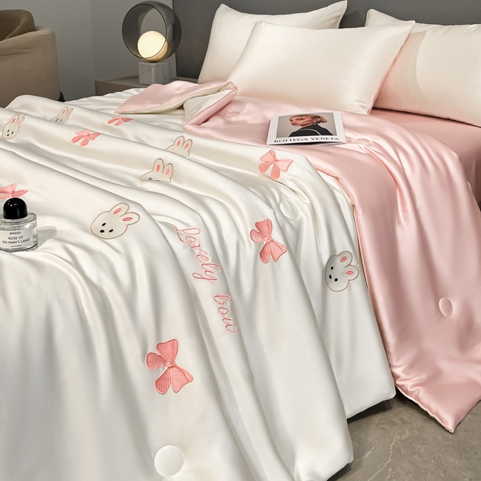 91家纺网 家纺一手货源 找家纺 如一 2025新款精绣系列水洗冰丝夏被四件套 美美兔-奶白粉