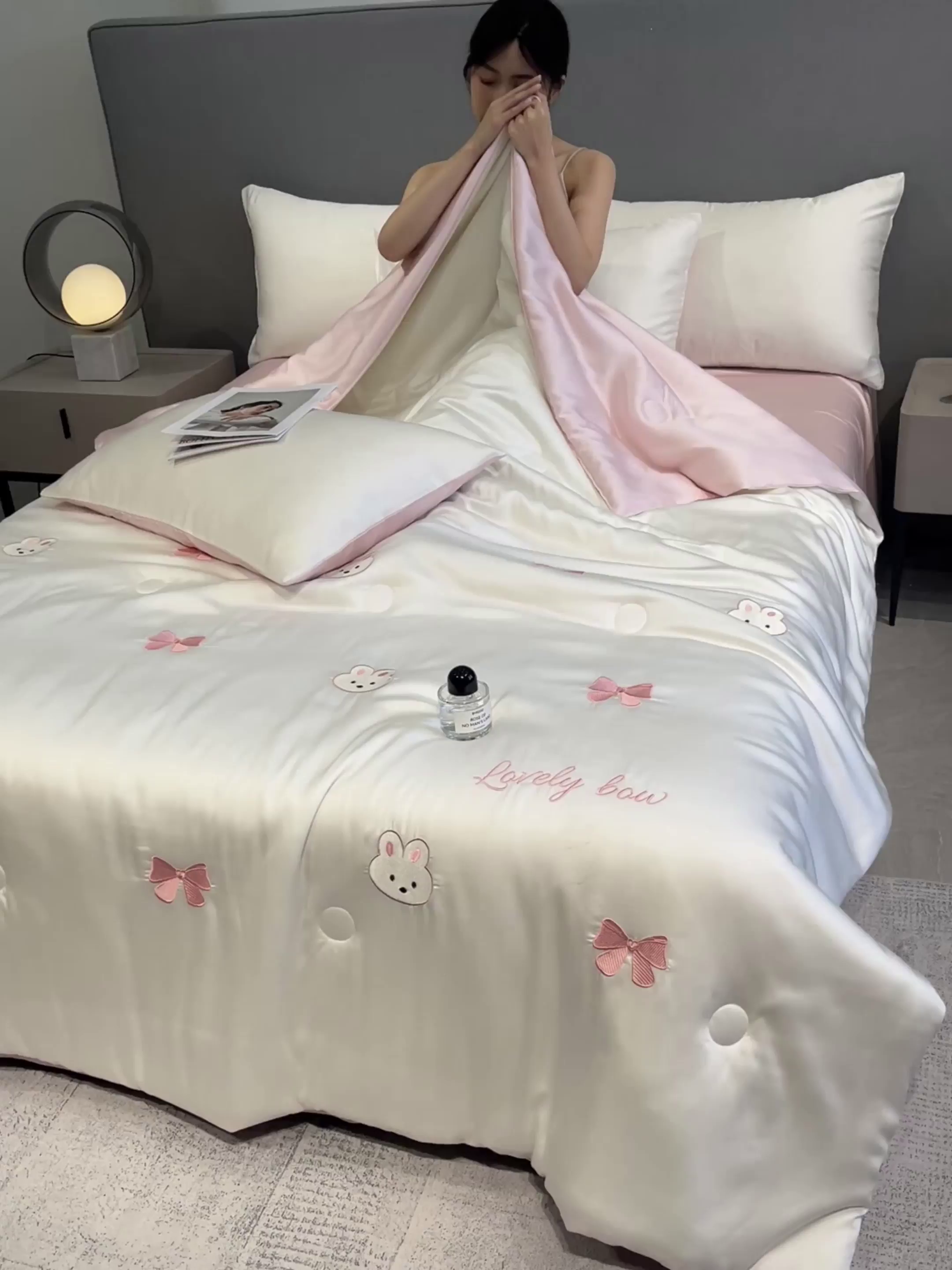 91家纺网 家纺一手货源 找家纺 如一 2025新款精绣系列水洗冰丝夏被四件套 美美兔-奶白粉