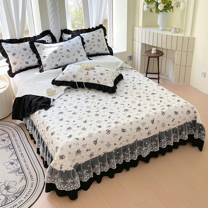 91家纺网 家纺一手货源 找家纺 雨彤家纺 2025年新款赫本风云朵水洗棉夹棉双层花边床盖 爱翩翩-赫本风