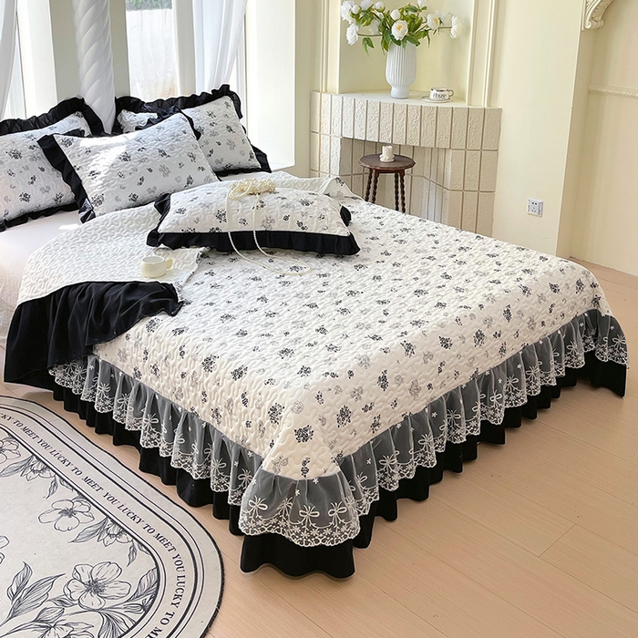 91家纺网 家纺一手货源 找家纺 雨彤家纺 2025年新款赫本风云朵水洗棉夹棉双层花边床盖 爱翩翩-赫本风