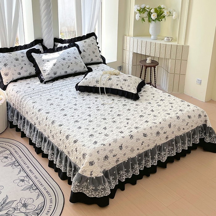 91家纺网 家纺一手货源 找家纺 雨彤家纺 2025年新款赫本风云朵水洗棉夹棉双层花边床盖 爱翩翩-赫本风