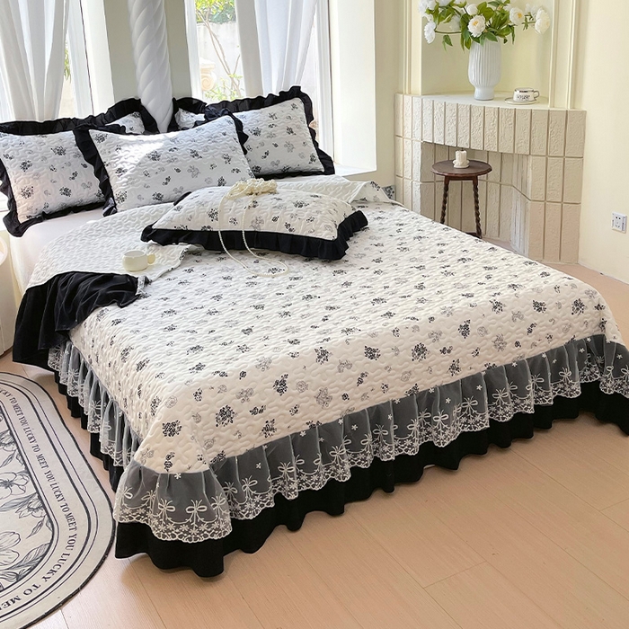 91家纺网 家纺一手货源 找家纺 雨彤家纺 2025年新款赫本风云朵水洗棉夹棉双层花边床盖 爱翩翩-赫本风