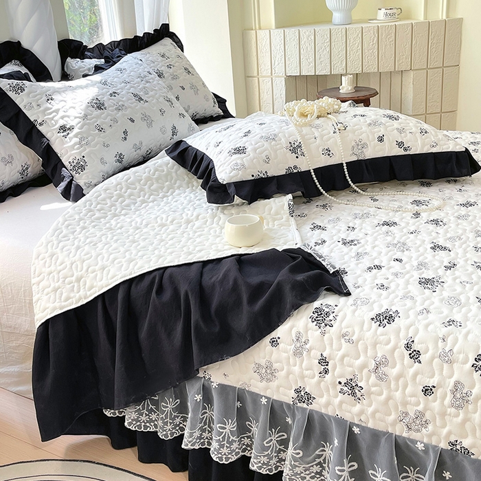 91家纺网 家纺一手货源 找家纺 雨彤家纺 2025年新款赫本风云朵水洗棉夹棉双层花边床盖 爱翩翩-赫本风