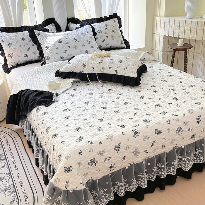 91家纺网 家纺一手货源 找家纺 雨彤家纺 2025年新款赫本风云朵水洗棉夹棉双层花边床盖 爱翩翩-赫本风
