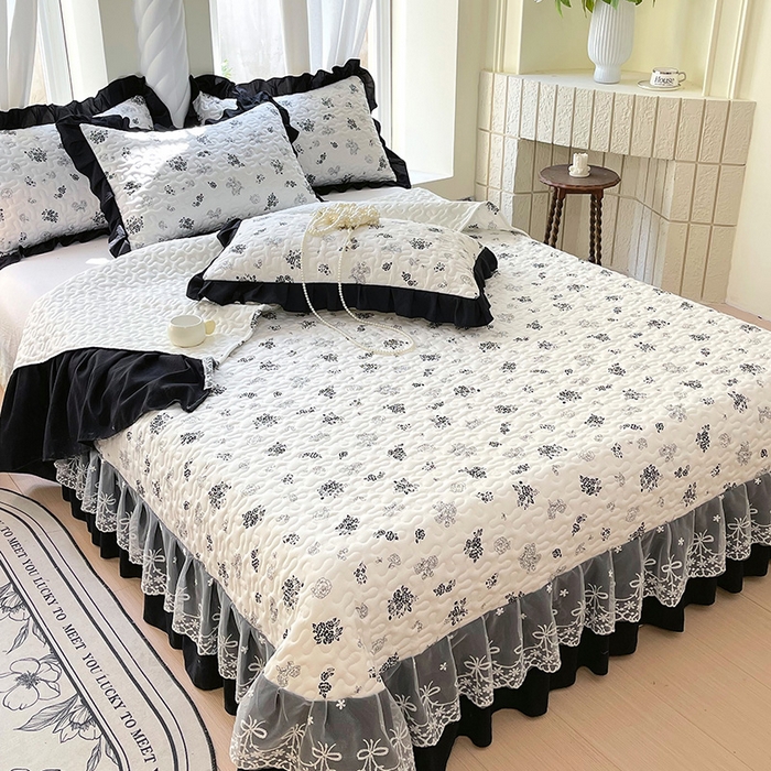 91家纺网 家纺一手货源 找家纺 雨彤家纺 2025年新款赫本风云朵水洗棉夹棉双层花边床盖 爱翩翩-赫本风