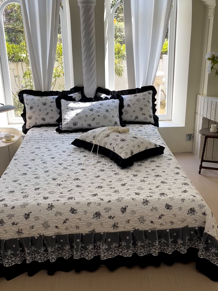 91家纺网 家纺一手货源 找家纺 雨彤家纺 2025年新款赫本风云朵水洗棉夹棉双层花边床盖 爱翩翩-赫本风