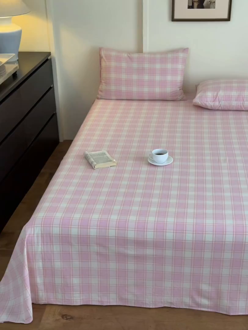 91家纺网 家纺一手货源 找家纺 吉象家纺 2025新款全棉色织水洗棉床单三件套 凡人歌粉