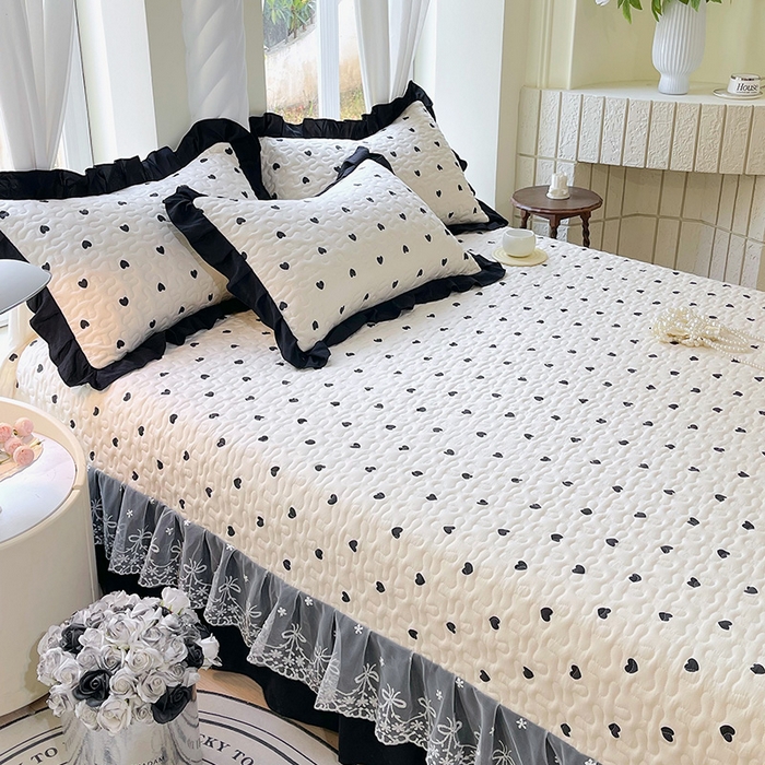 91家纺网 家纺一手货源 找家纺 雨彤家纺 2025年新款赫本风云朵水洗棉夹棉双层花边床盖 爱心-赫本风