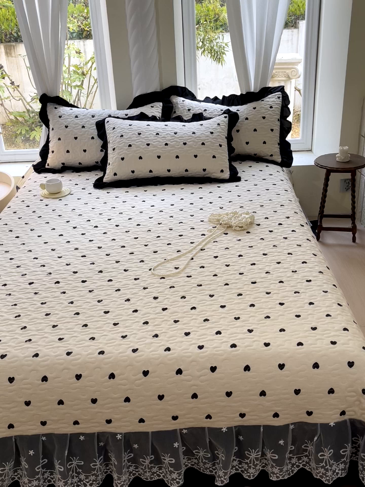 91家纺网 家纺一手货源 找家纺 雨彤家纺 2025年新款赫本风云朵水洗棉夹棉双层花边床盖 爱心-赫本风