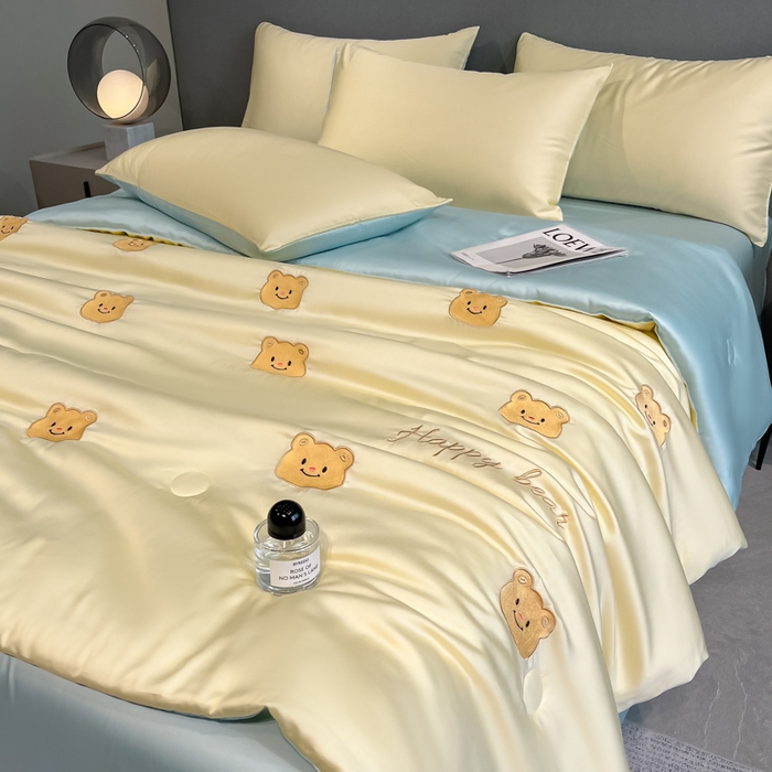 91家纺网 家纺一手货源 找家纺 如一 2025新款精绣系列水洗冰丝夏被四件套 奶油熊-黄蓝