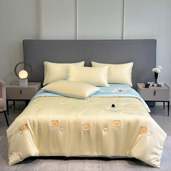 91家纺网 家纺一手货源 找家纺 如一 2025新款精绣系列水洗冰丝夏被四件套 奶油熊-黄蓝