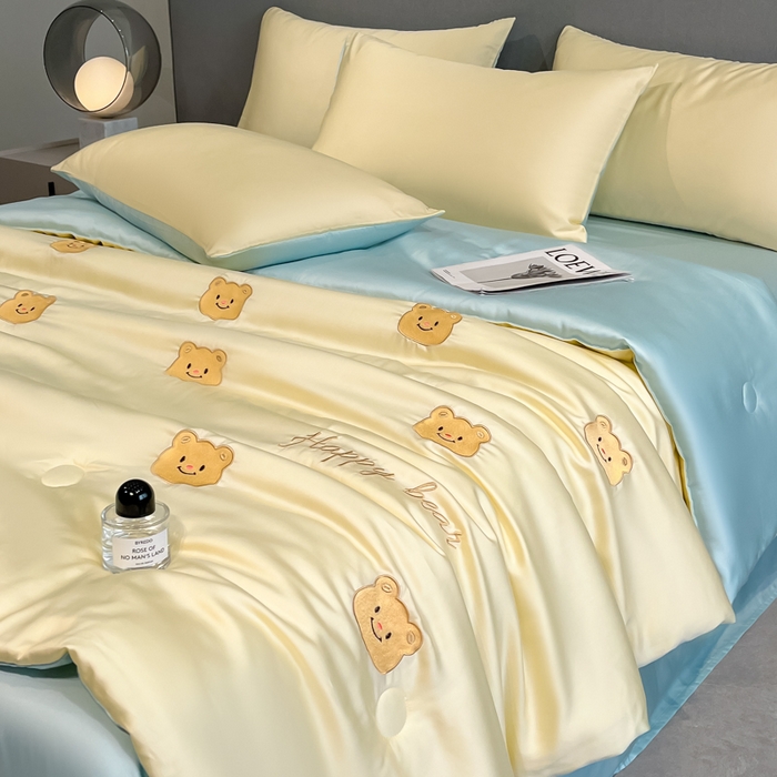 91家纺网 家纺一手货源 找家纺 如一 2025新款精绣系列水洗冰丝夏被四件套 奶油熊-黄蓝