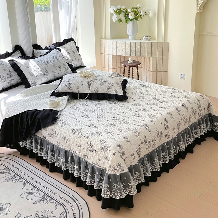 91家纺网 家纺一手货源 找家纺 雨彤家纺 2025年新款赫本风云朵水洗棉夹棉双层花边床盖 爱枝蔓-赫本风