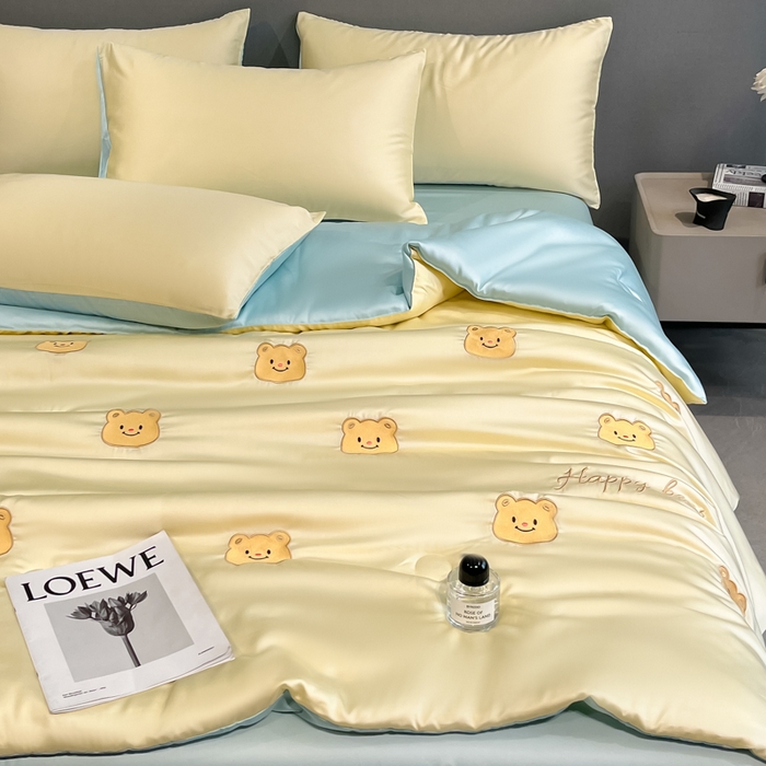 91家纺网 家纺一手货源 找家纺 如一 2025新款精绣系列水洗冰丝夏被四件套 奶油熊-黄蓝