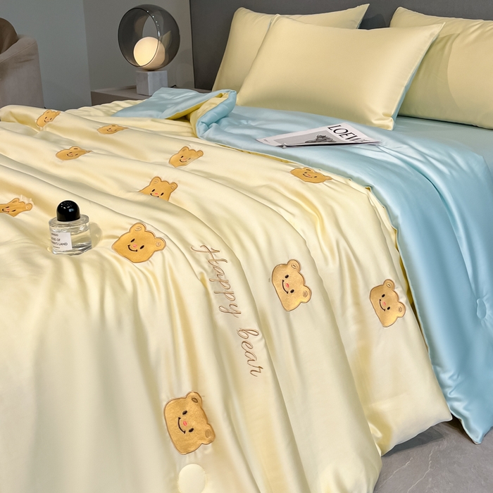 91家纺网 家纺一手货源 找家纺 如一 2025新款精绣系列水洗冰丝夏被四件套 奶油熊-黄蓝