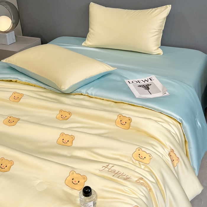 91家纺网 家纺一手货源 找家纺 如一 2025新款精绣系列水洗冰丝夏被四件套 奶油熊-黄蓝