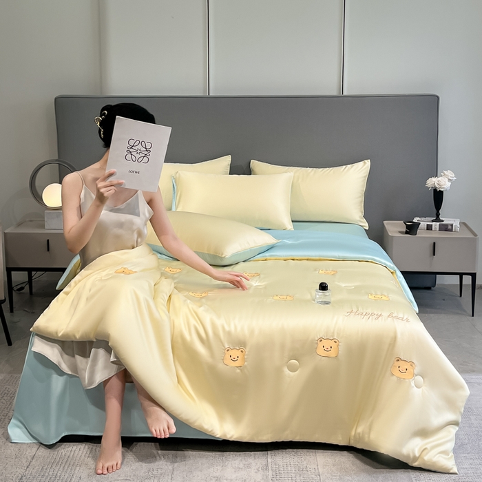 91家纺网 家纺一手货源 找家纺 如一 2025新款精绣系列水洗冰丝夏被四件套 奶油熊-黄蓝