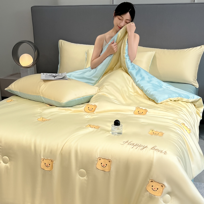91家纺网 家纺一手货源 找家纺 如一 2025新款精绣系列水洗冰丝夏被四件套 奶油熊-黄蓝