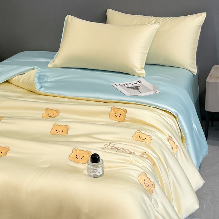 91家纺网 家纺一手货源 找家纺 如一 2025新款精绣系列水洗冰丝夏被四件套 奶油熊-黄蓝