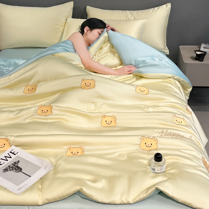 91家纺网 家纺一手货源 找家纺 如一 2025新款精绣系列水洗冰丝夏被四件套 奶油熊-黄蓝