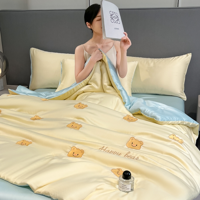 91家纺网 家纺一手货源 找家纺 如一 2025新款精绣系列水洗冰丝夏被四件套 奶油熊-黄蓝