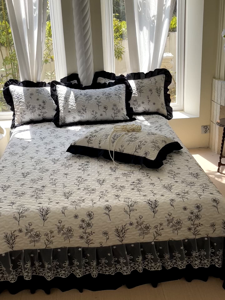 91家纺网 家纺一手货源 找家纺 雨彤家纺 2025年新款赫本风云朵水洗棉夹棉双层花边床盖 爱枝蔓-赫本风