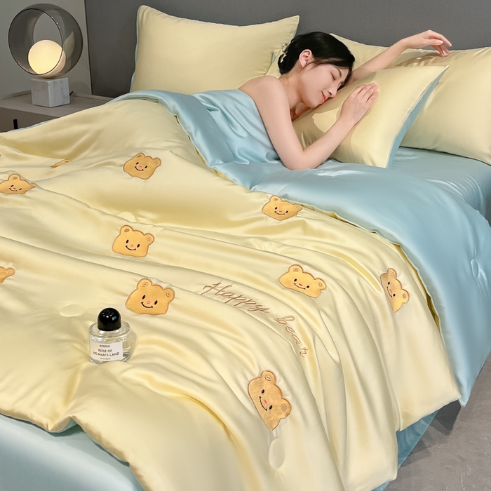 91家纺网 家纺一手货源 找家纺 如一 2025新款精绣系列水洗冰丝夏被四件套 奶油熊-黄蓝