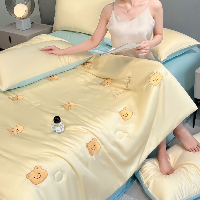 91家纺网 家纺一手货源 找家纺 如一 2025新款精绣系列水洗冰丝夏被四件套 奶油熊-黄蓝