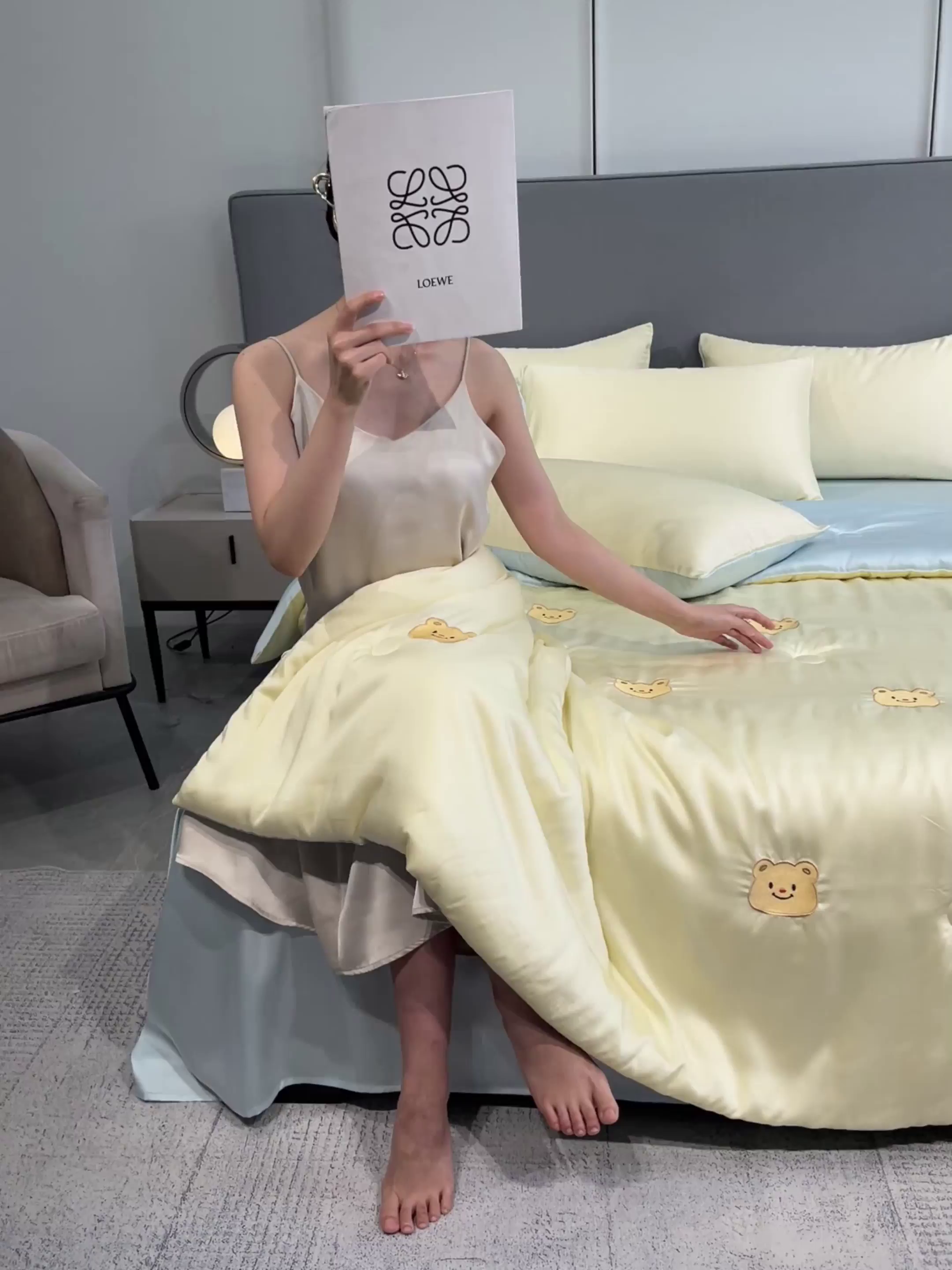 91家纺网 家纺一手货源 找家纺 如一 2025新款精绣系列水洗冰丝夏被四件套 奶油熊-黄蓝