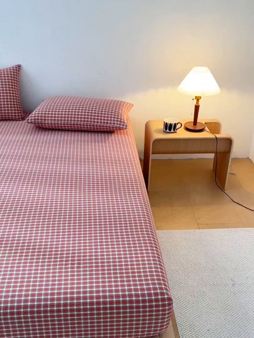 91家纺网 家纺一手货源 找家纺 吉象家纺 2025新款全棉色织水洗棉床笠三件套 克洛伊红