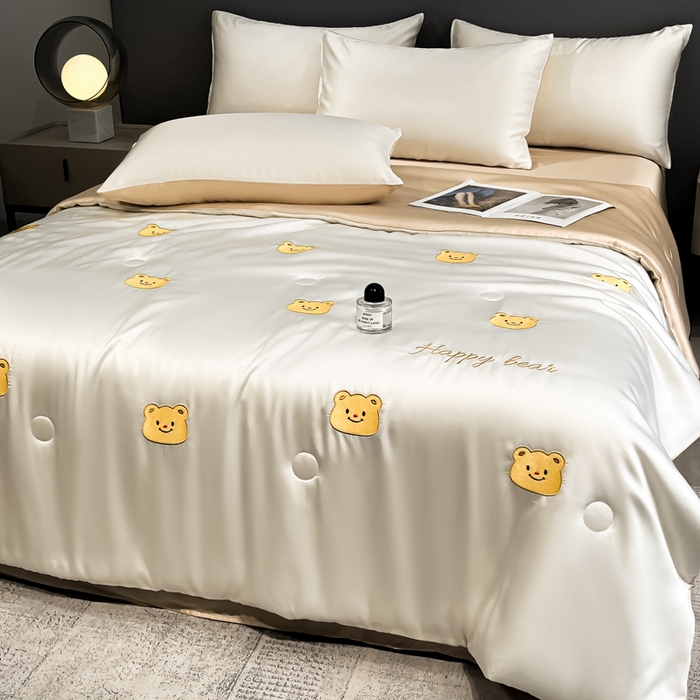 91家纺网 家纺一手货源 找家纺 如一 2025新款精绣系列水洗冰丝夏被四件套 奶油熊-奶白咖