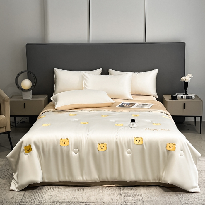 91家纺网 家纺一手货源 找家纺 如一 2025新款精绣系列水洗冰丝夏被四件套 奶油熊-奶白咖