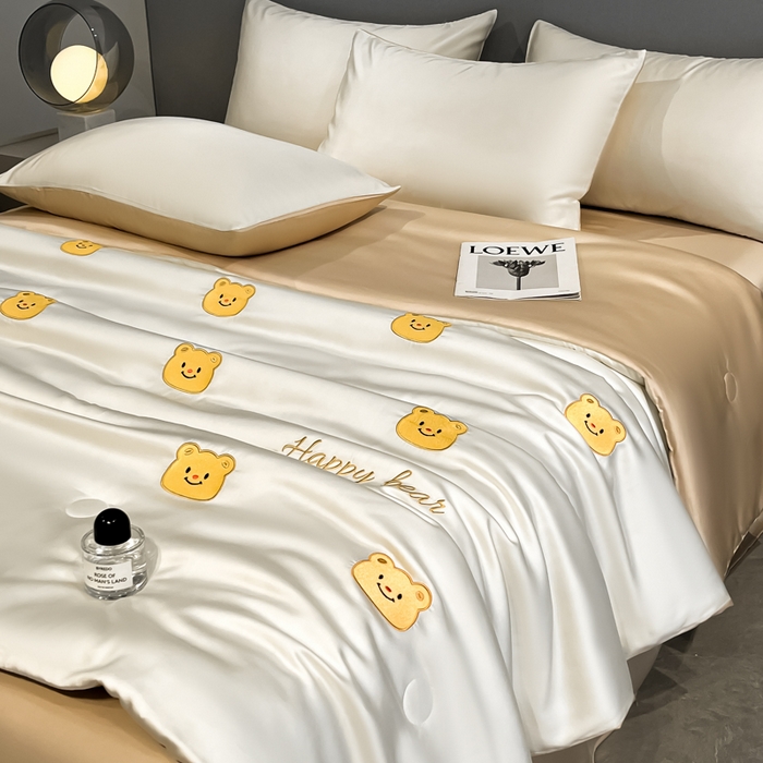 91家纺网 家纺一手货源 找家纺 如一 2025新款精绣系列水洗冰丝夏被四件套 奶油熊-奶白咖